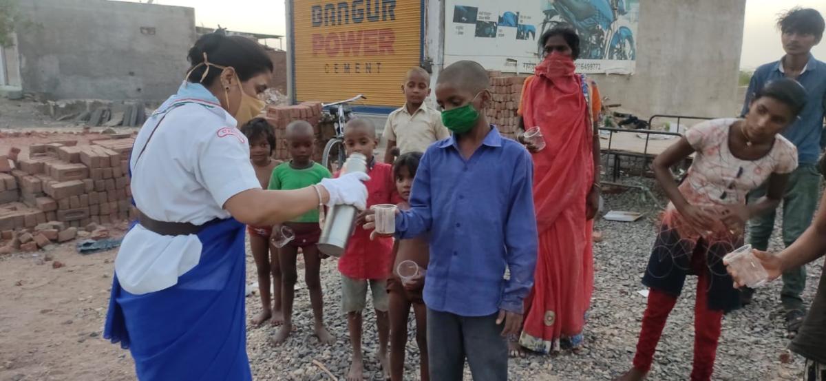 आम जन को काढ़ा पिलाते हुई स्काउट गाइड केप्टन जयलता माधव