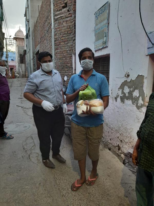 राशन किट का वितरण