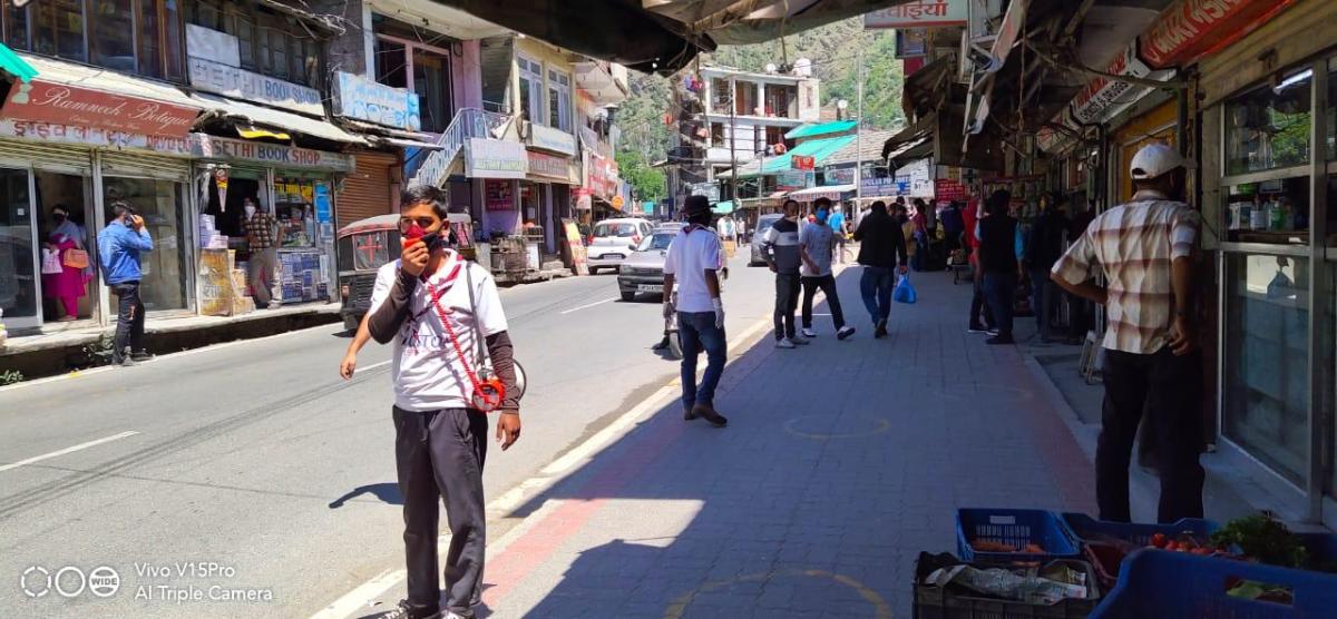  लोगों को सामाजिक दूरी एवं मास्क के उपयोग के बारे में बताया गया