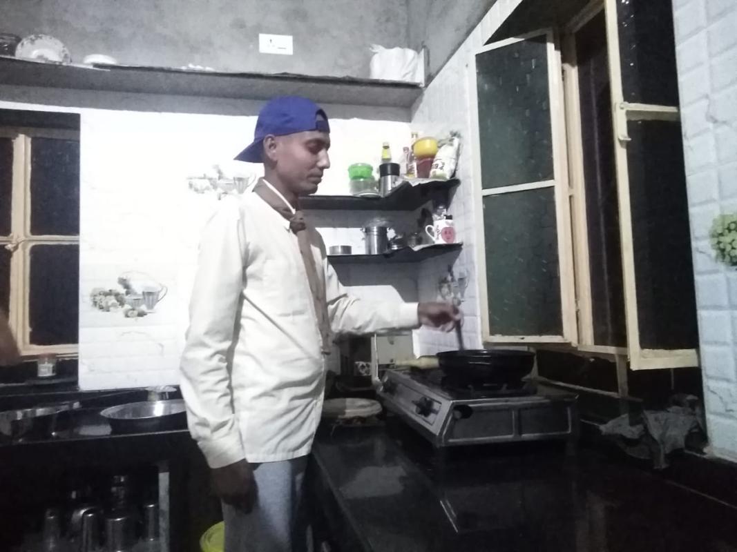 खान बनाते हुए