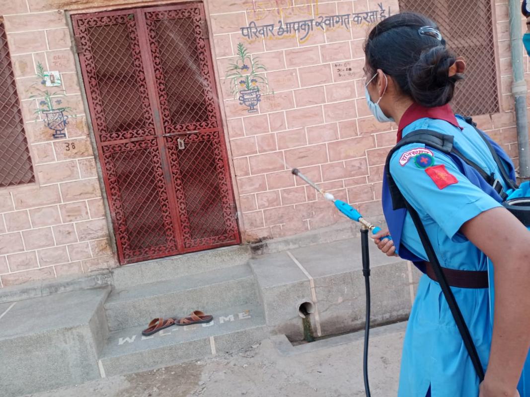 सैनिटाइजर करते हुए।