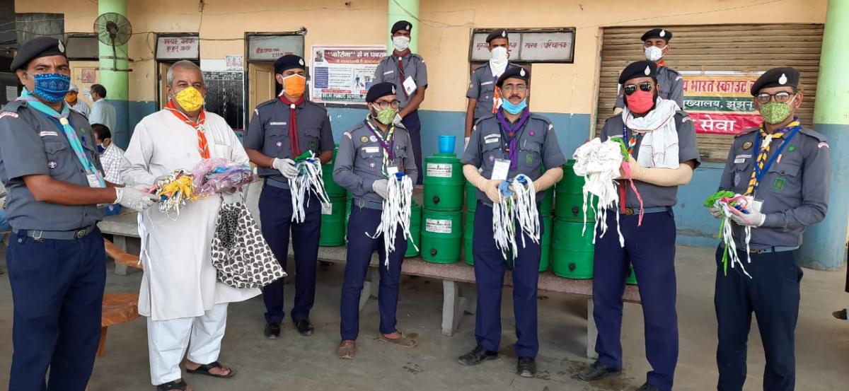 जरूरतमन्दों को मास्क वितरित किये 