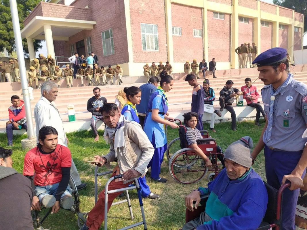 योग्यजनों को उपकरण वितरण हेतु सेवा....!!