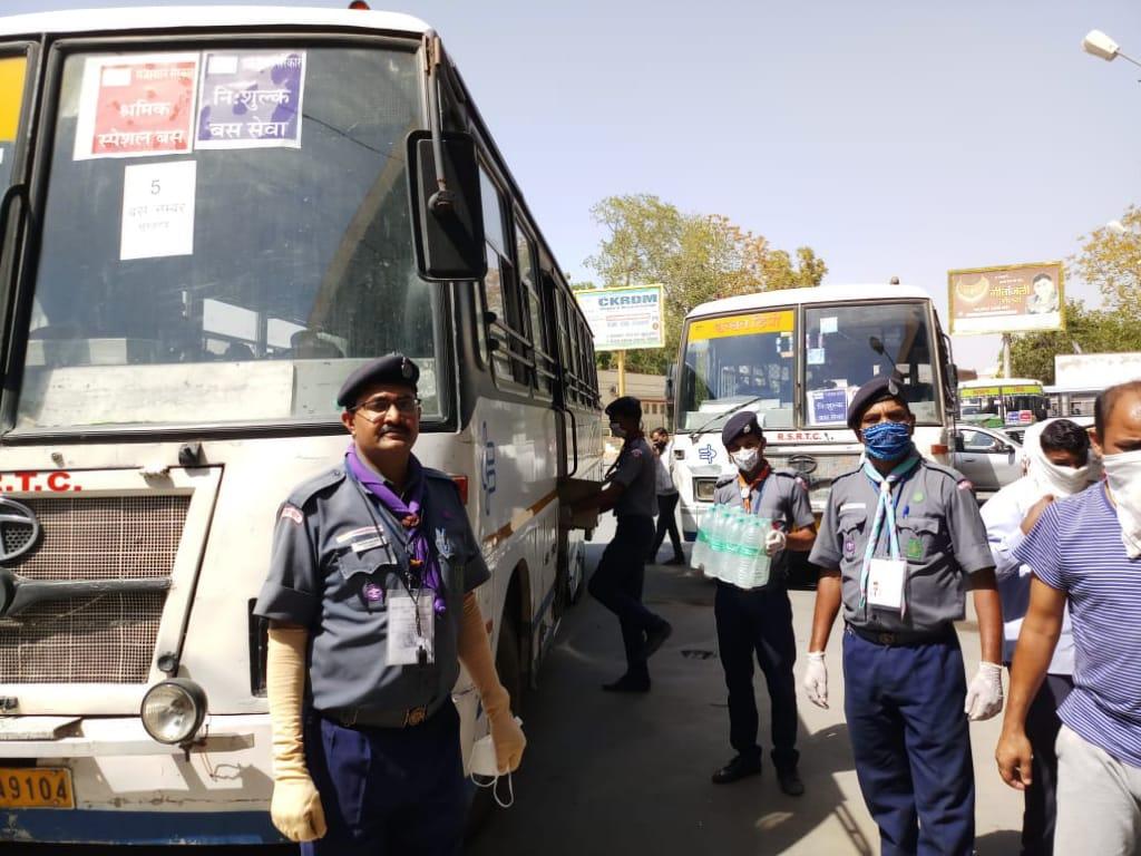 श्रमिक स्पेशल बस को किया रवाना