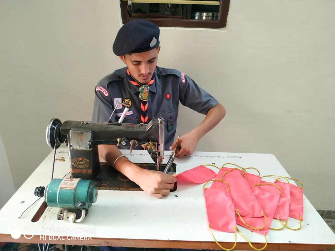 मास्क बनाए और बाटे