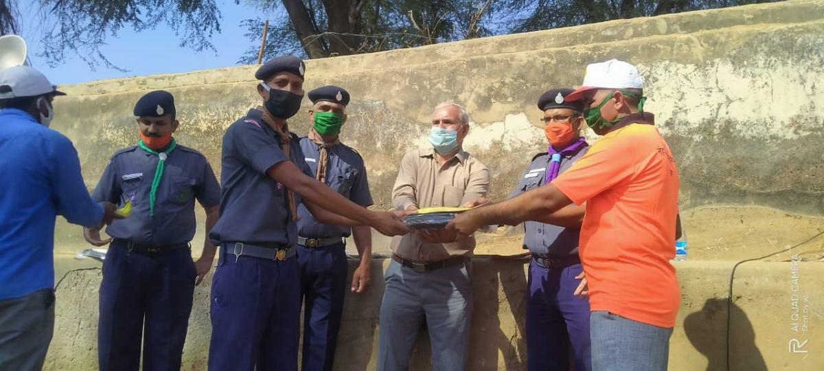 तालाब की सफाई के बाद सभी  स्काउट  को  सम्मानित किया गया 