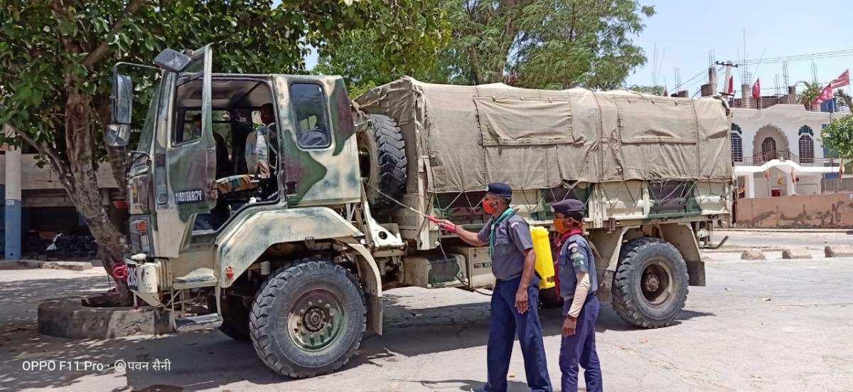      सैनिटाइजर छिड़काव का कार्य