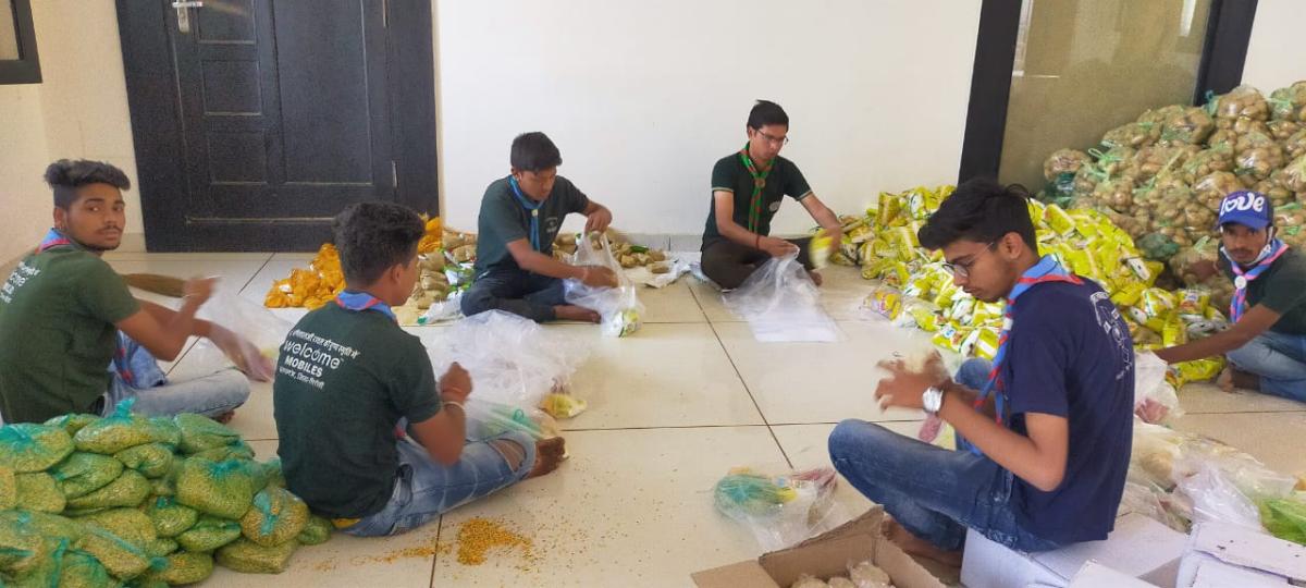 राशन पैकिंग करते हुए स्काउट टीम