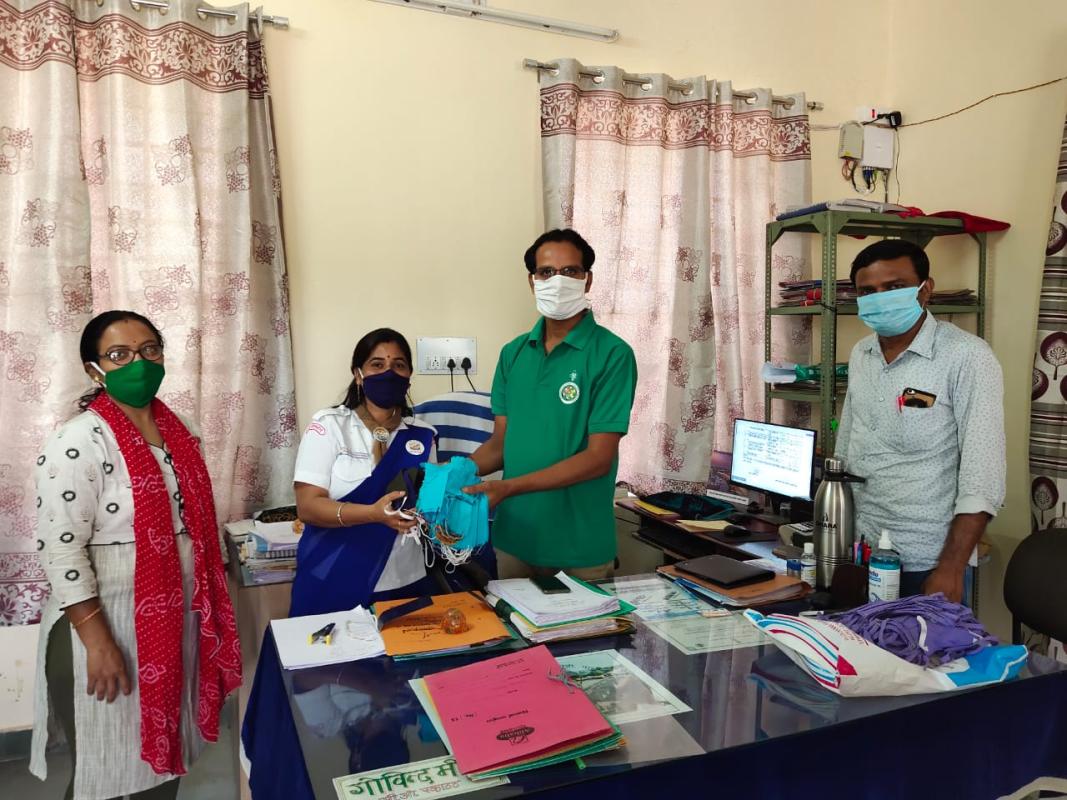 स्काउट गाइड कार्यालय में मार्क्स देते हुए स्काउट गाइड कैप्टनजयलता माधव 