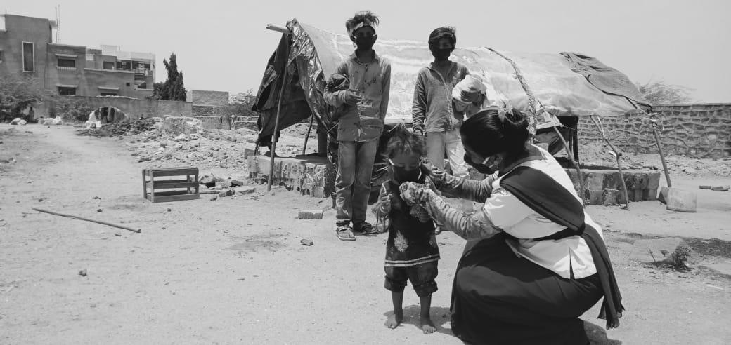 मास्क बाटते हुए स्काउट गाइड केप्टन जयलता माधव