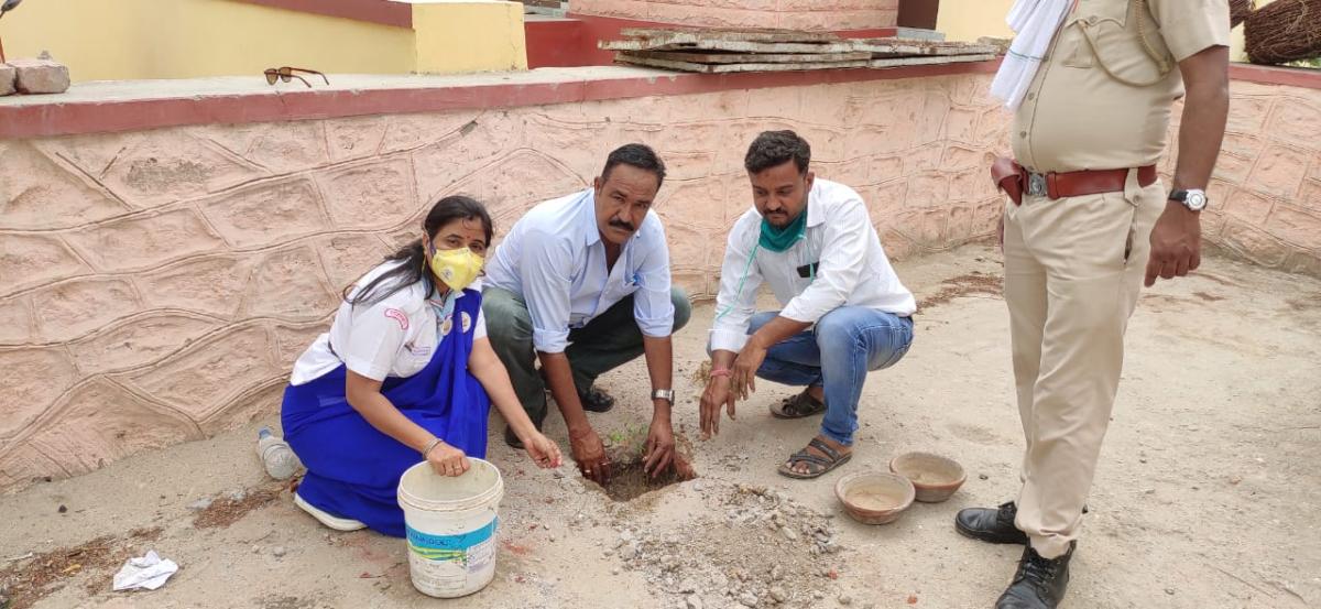 पौध रोपहन करते हुए स्काउट गाइड केप्टन जयलता माधव