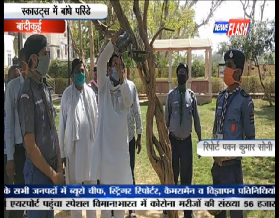 पक्षी मित्र बन कर लगाया परिंडा