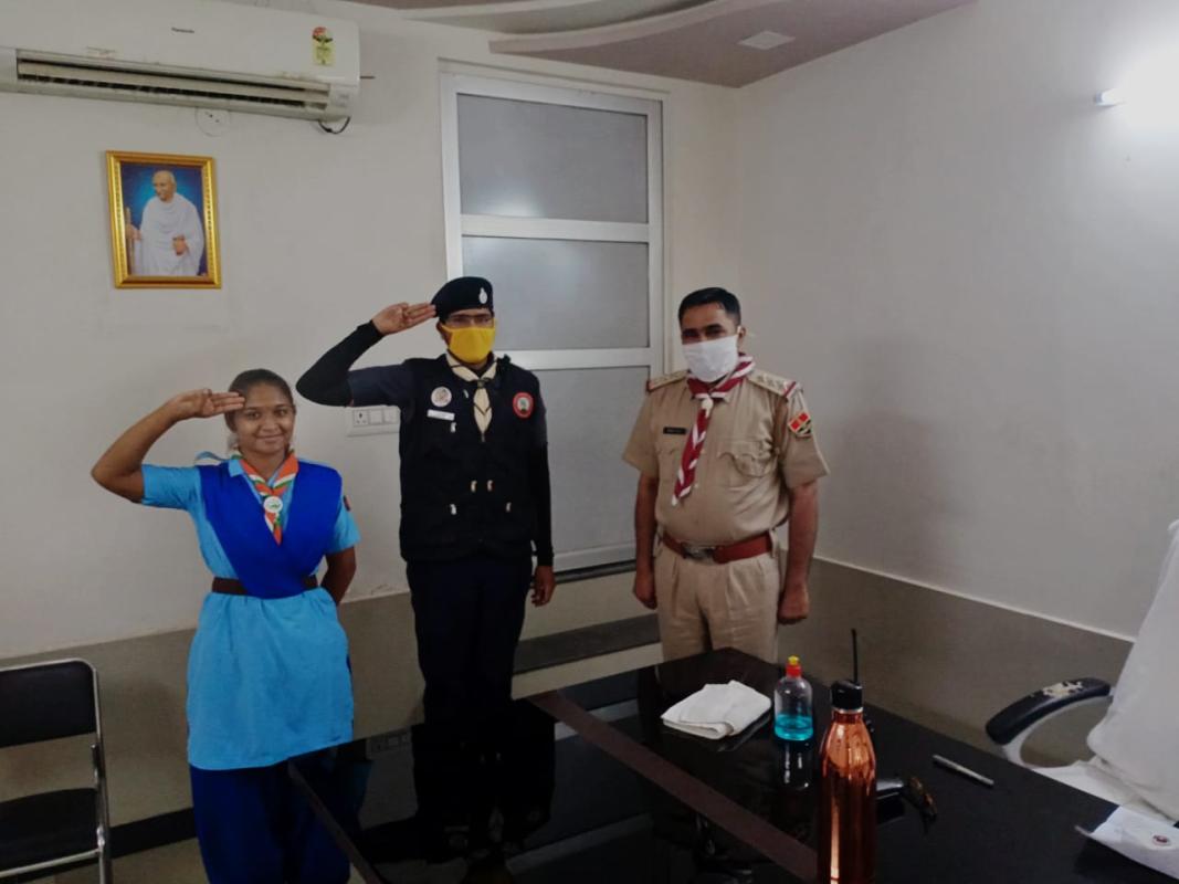 पुलिस निरीक्षक को स्कार्फ पहना कर किया सम्मान ।