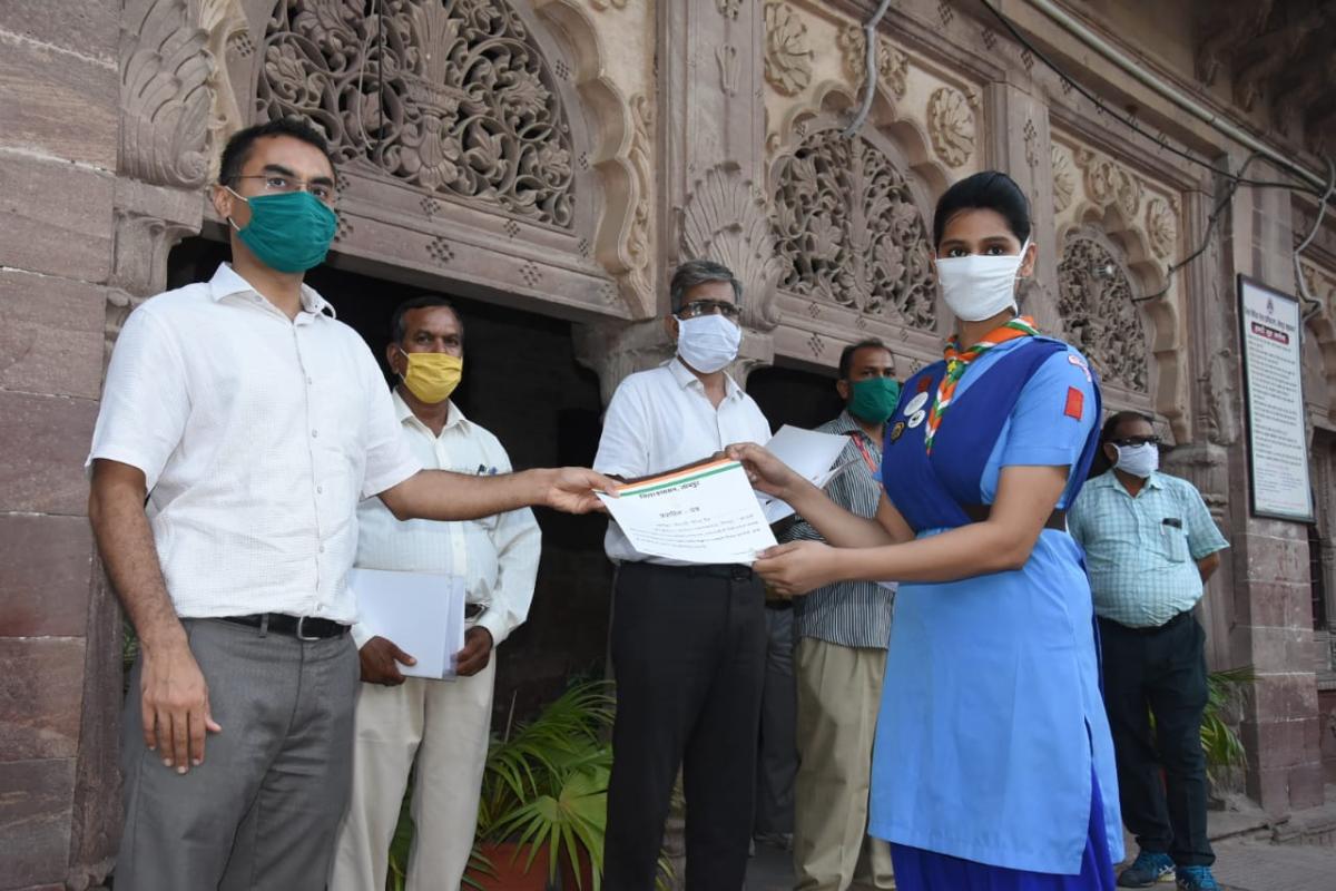 जोधपुर जिला कलेक्टर श्रीमान  प्रकाश राजपुरोहित द्वारा कोविड-19 में उल्लेखनीय सेवाएं देने हेतु प्रशस्ति पत्र प्रदान कर सम्मानित किया|