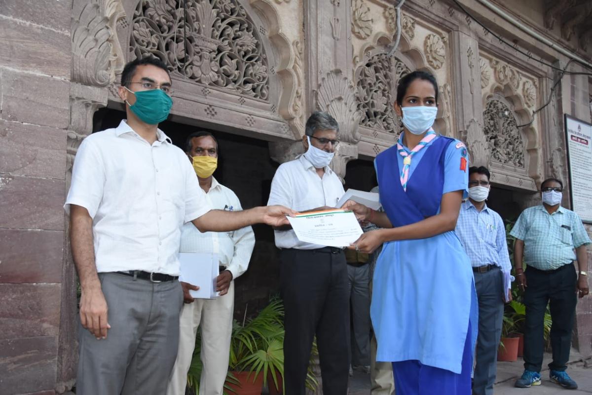 जोधपुर जिला कलेक्टर श्रीमान प्रकाश जी राजपुरोहित द्वारा कोविड़ 19में उल्लेखनीय सेवाएं देने हेतु प्रशस्ति पत्र प्रदान करके सम्मानित किया जोधपुर राजस्थान।