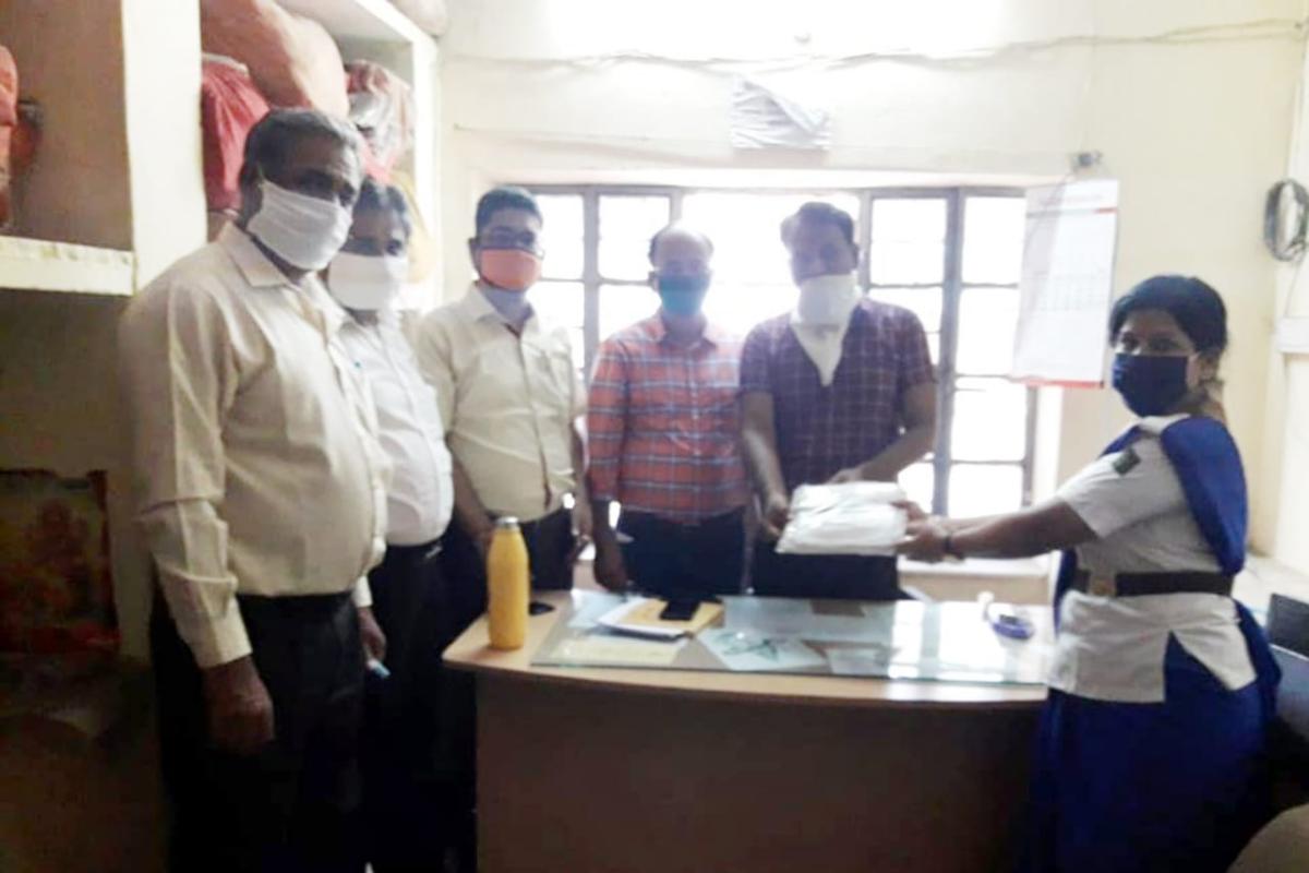 जिला परियोजना समन्वयक कार्यालय में मास्क सुपुर्द करती यूनिट लीडर सुमन चारण