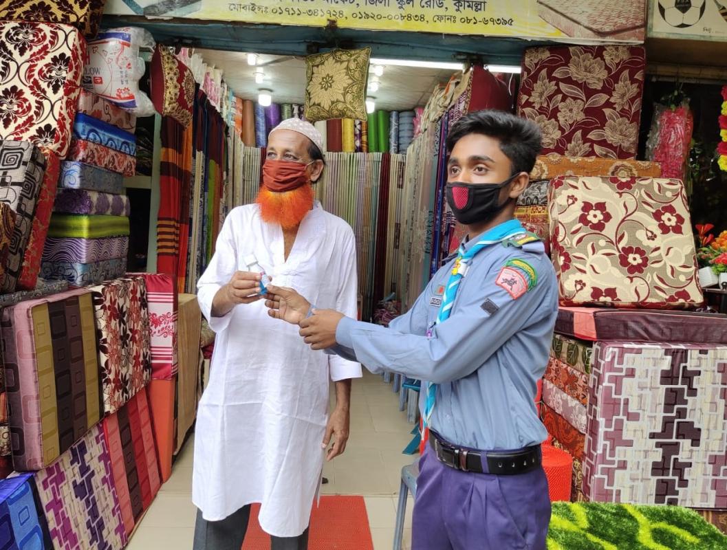 কুমিল্লা জেলা রোভারের পক্ষ থেকে হ্যান্ড স্যানিটাইজার বিতরণ