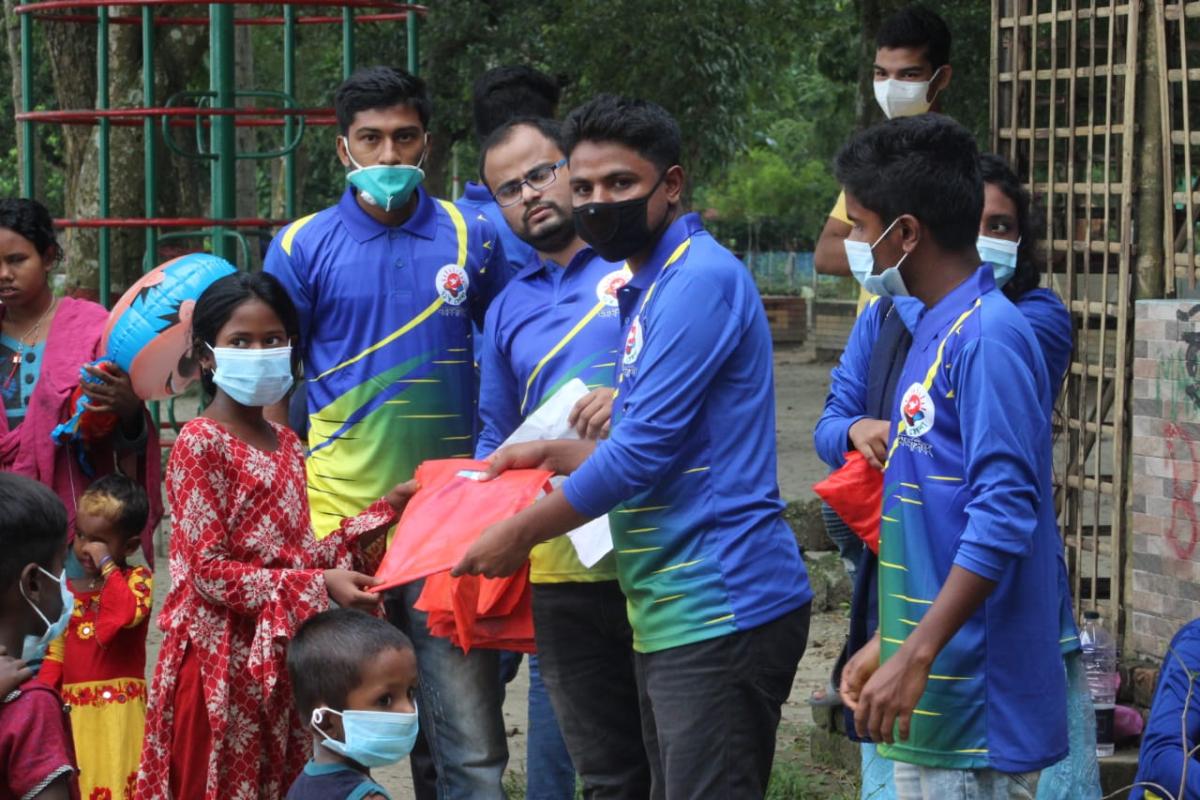 ইদে পথশিশুদের নতুন জামা উপহার.... 