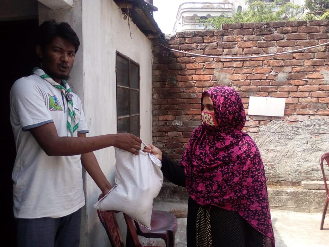 করোনা মহামারীতে সপ্তনীল মুক্ত মহাদলের উপহার সামগ্রী বিতরন