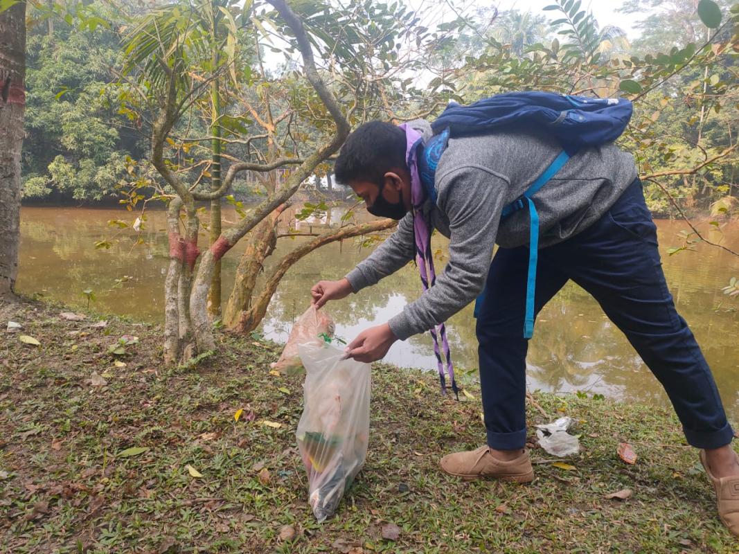 জলাশয় এবং সম্ভবনাময় স্থান থেকে প্লাস্টিক বর্জ্য অপসারণ