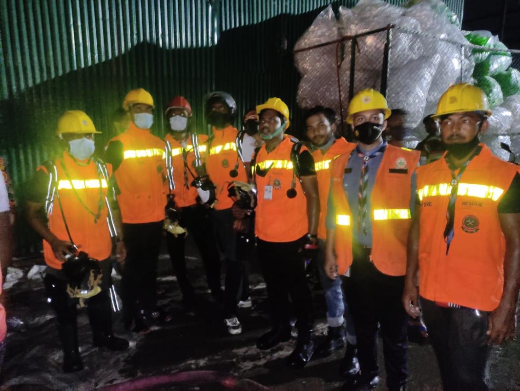 জীবনের ঝুকি নিয়ে নারায়ণগঞ্জ অগ্নিকান্ডে স্বেচ্ছাসেবক হিসেবে কাজ করছে সপ্তনীল মুক্ত মহাদলের স্কাউট, রোভার এবং লিডাররা