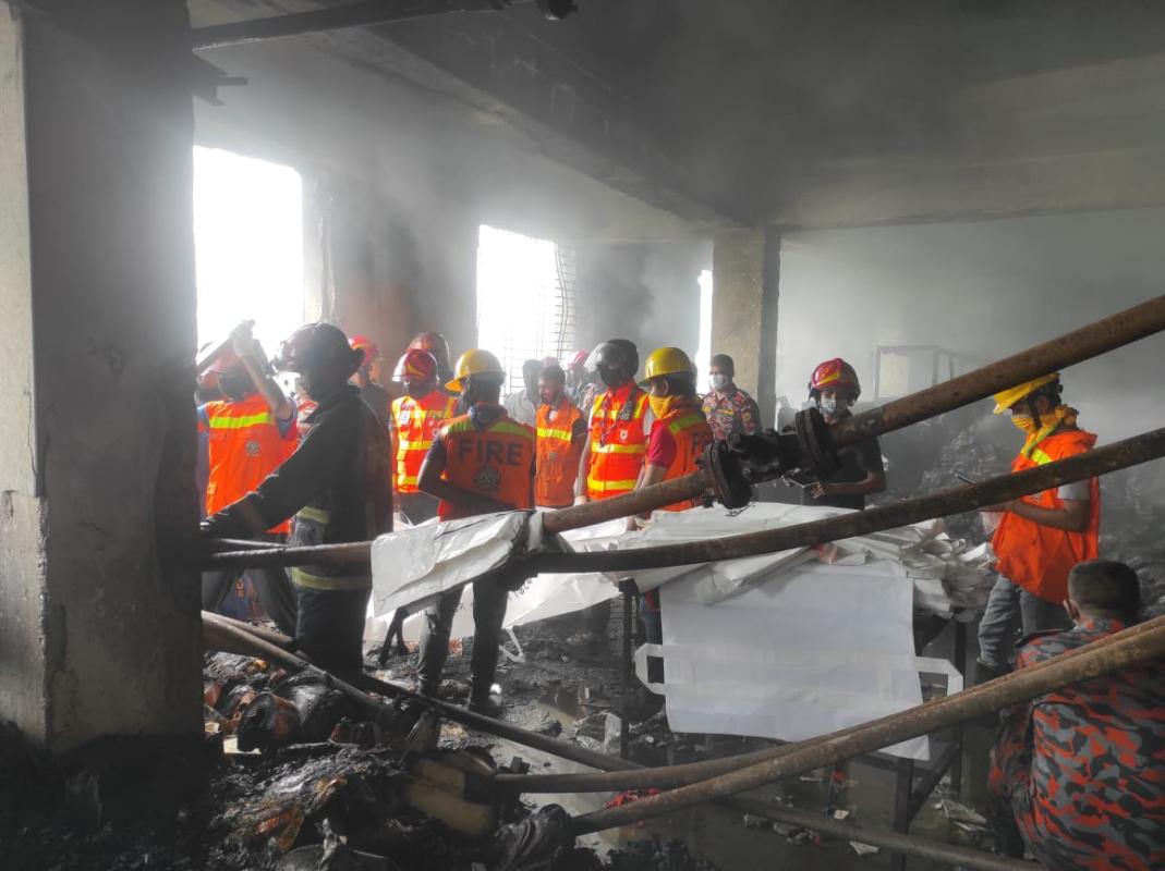 জীবনের ঝুকি নিয়ে নারায়ণগঞ্জ অগ্নিকান্ডে স্বেচ্ছাসেবক হিসেবে কাজ করছে সপ্তনীল মুক্ত মহাদলের স্কাউট, রোভার এবং লিডাররা