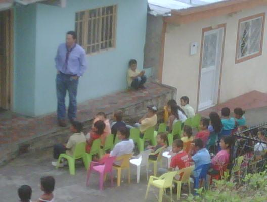 recreación infantil en barrio popular 