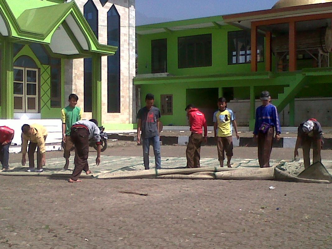 Bersih - bersih Mesjid Agung Cisurupan