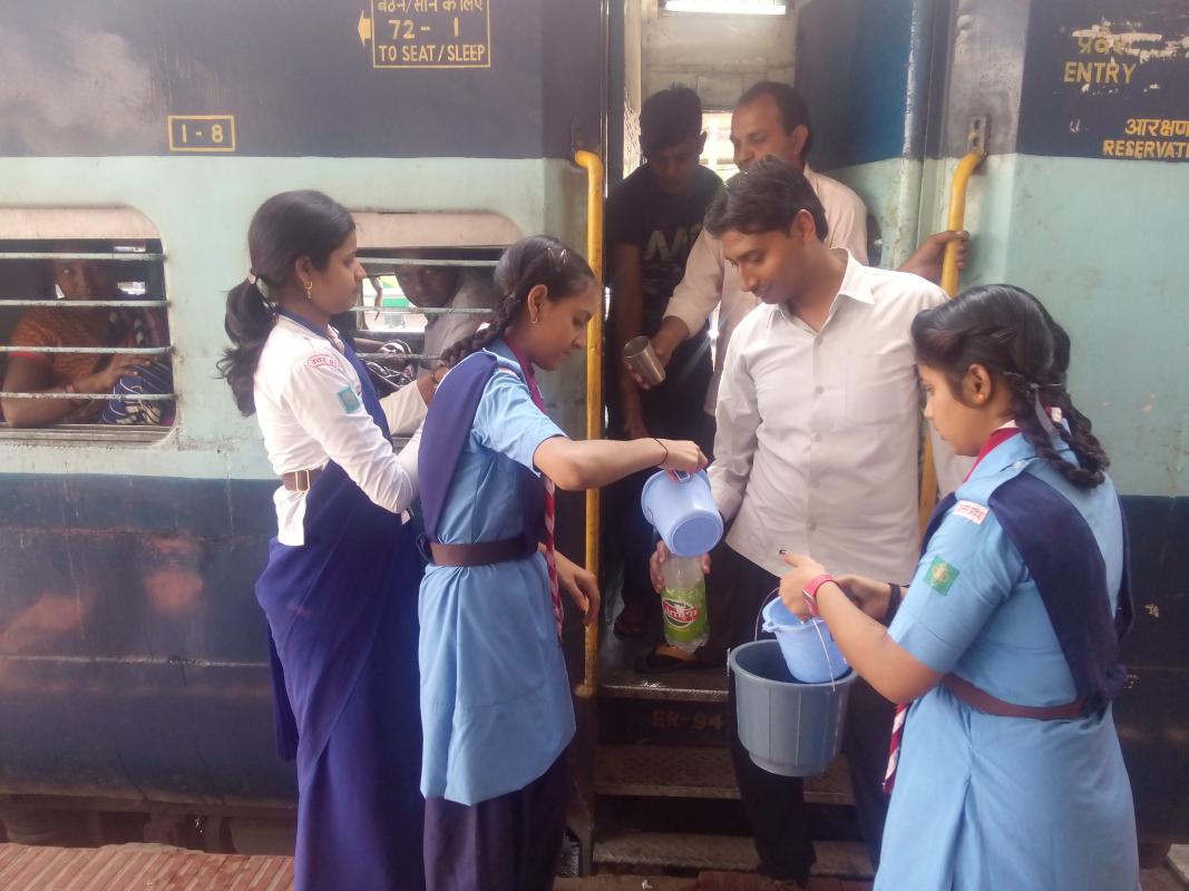 रेलवे स्टेशन पर किया निःशुल्क जल प्याऊ शिविर ।