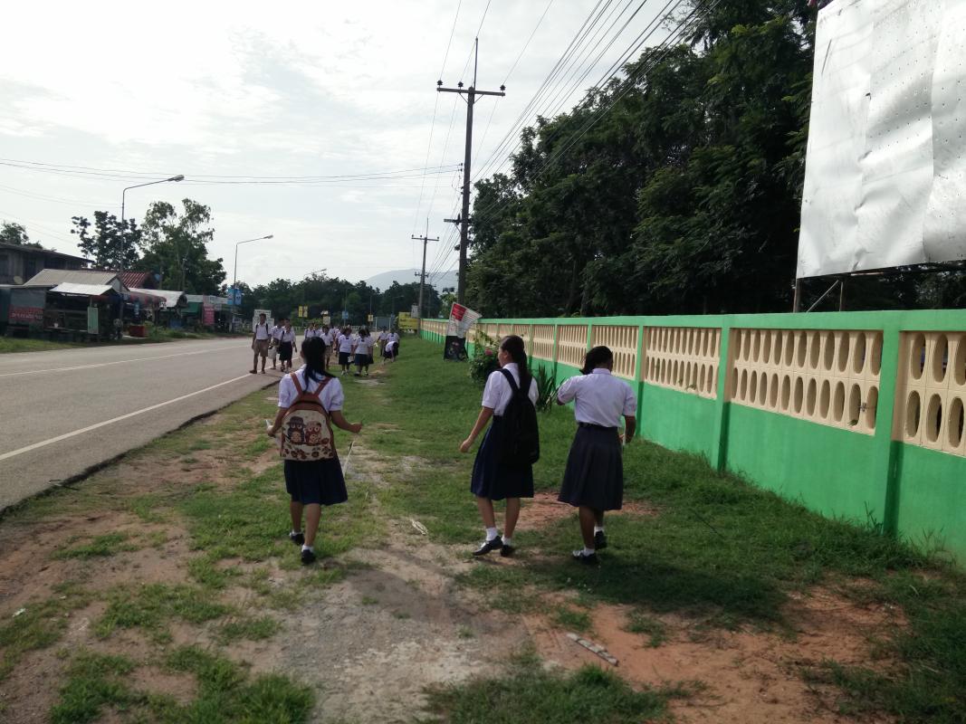 ทำความสะอาดบริเวณหน้าโรงเรียน
