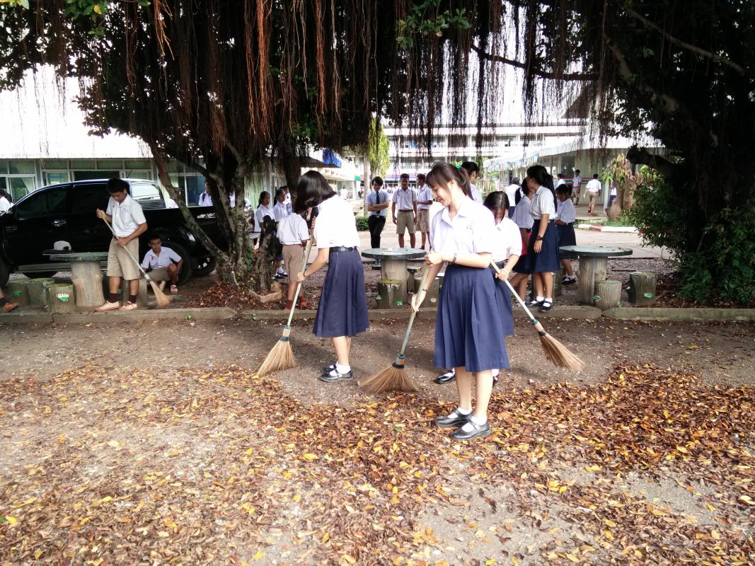 ทำความสะอาดรอบบริเวณโรงเรียน