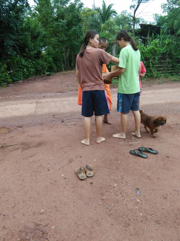 ทำบุญใส่บาตร