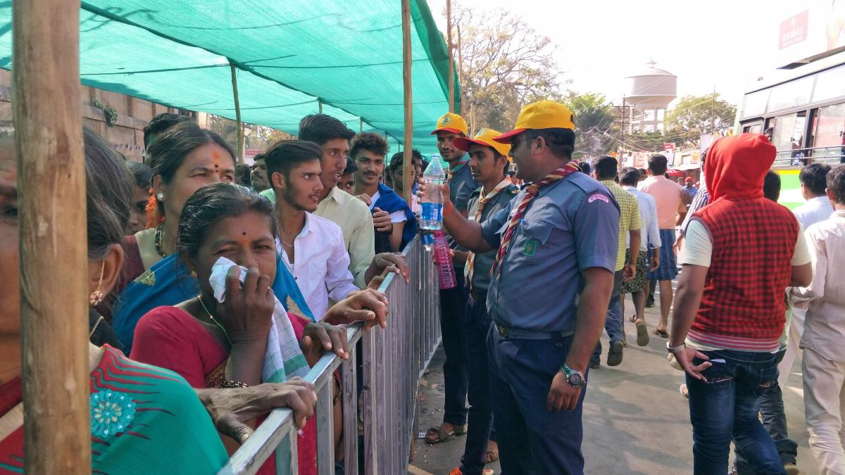 Service at vindhyagiri Bahubali Swamy Temple mastakabhisheka 2018(2nd shift service)