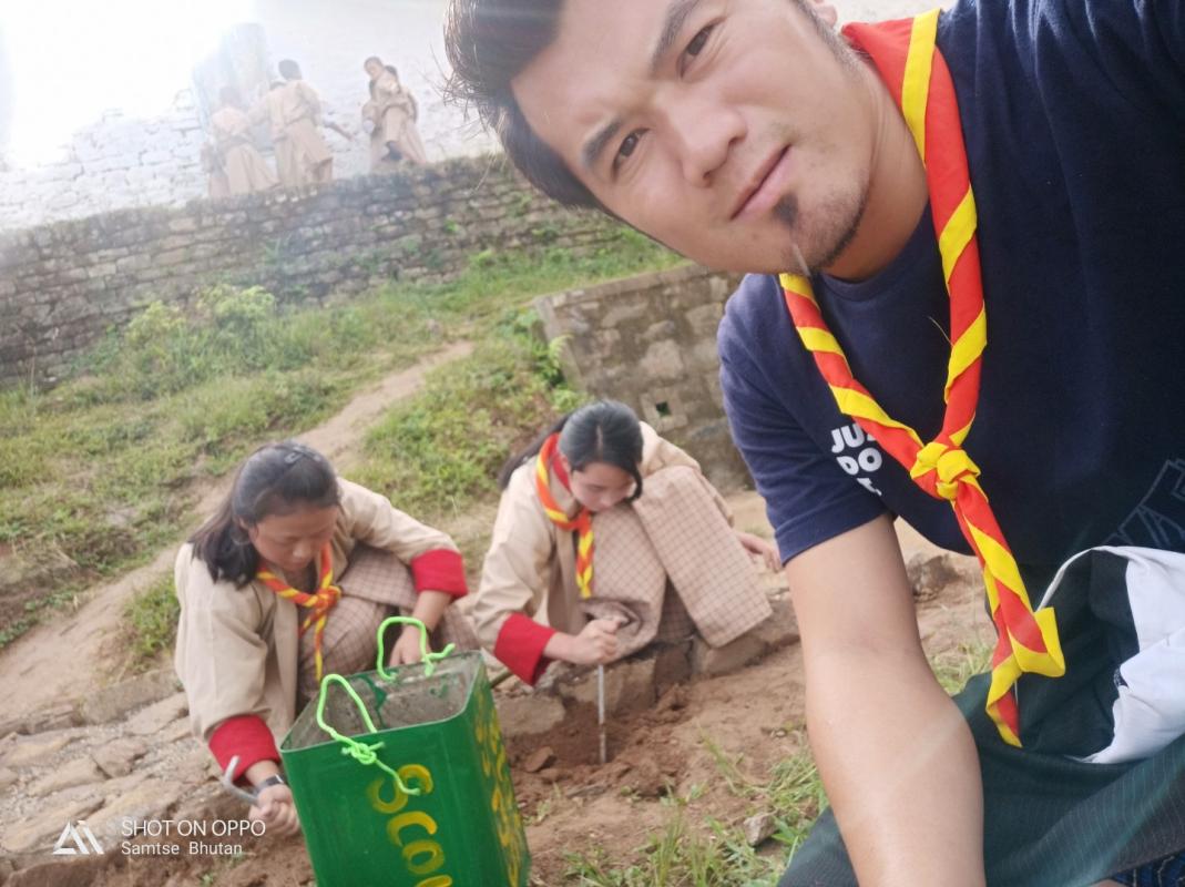 Waste bins fixing in the school compus