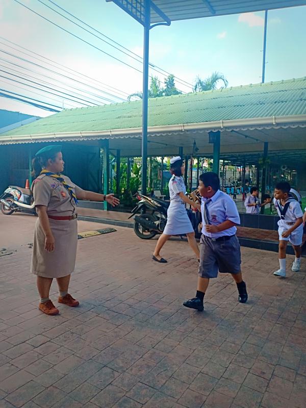 จิตอาสาส่งนักเรียนข้ามถนน