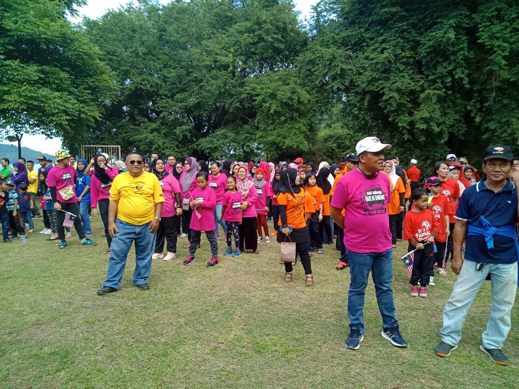 gotongroyong membersihkan pantai usukan