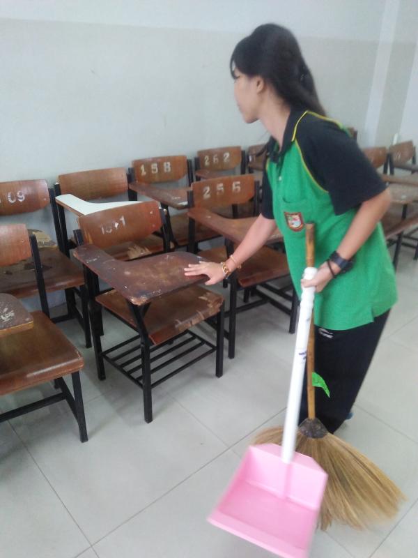 กวาดพื้นห้องเรียนและจัดโต๊ะ