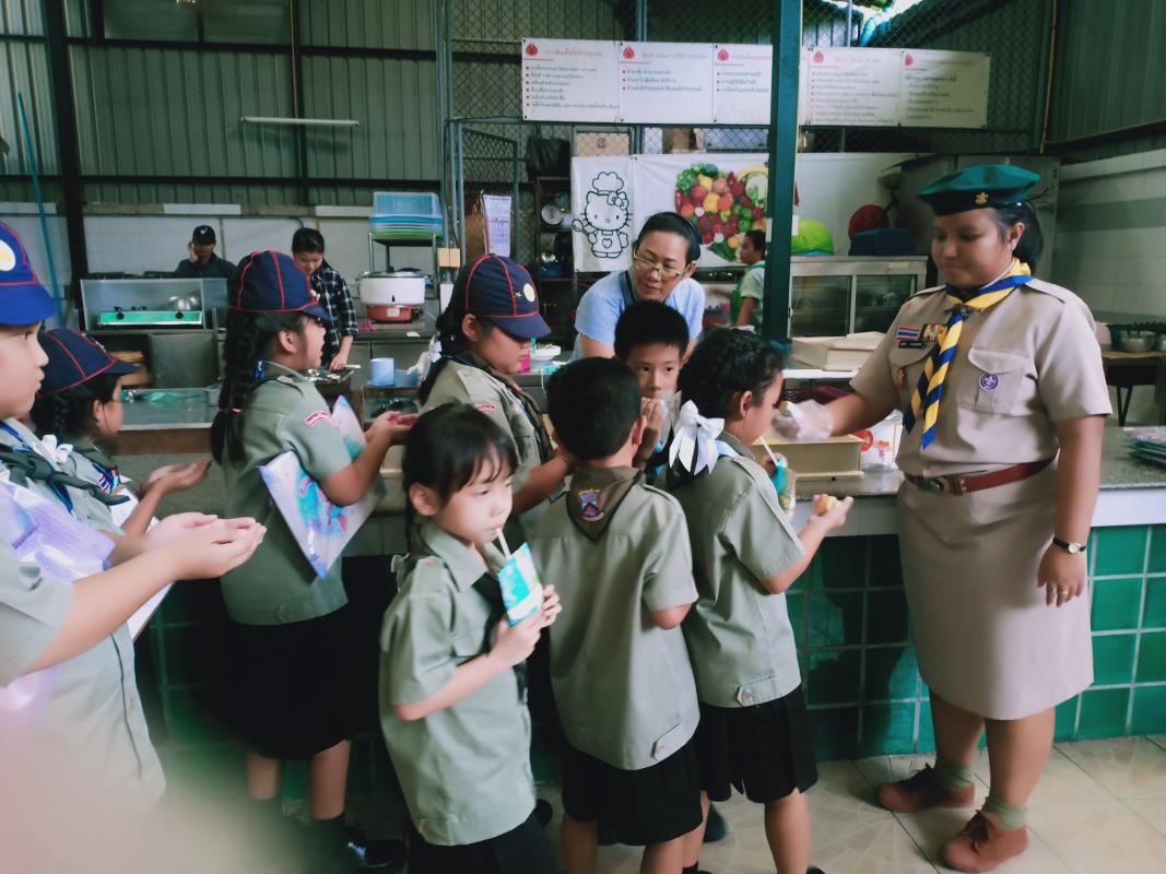 จิตอาสาแจกขนม