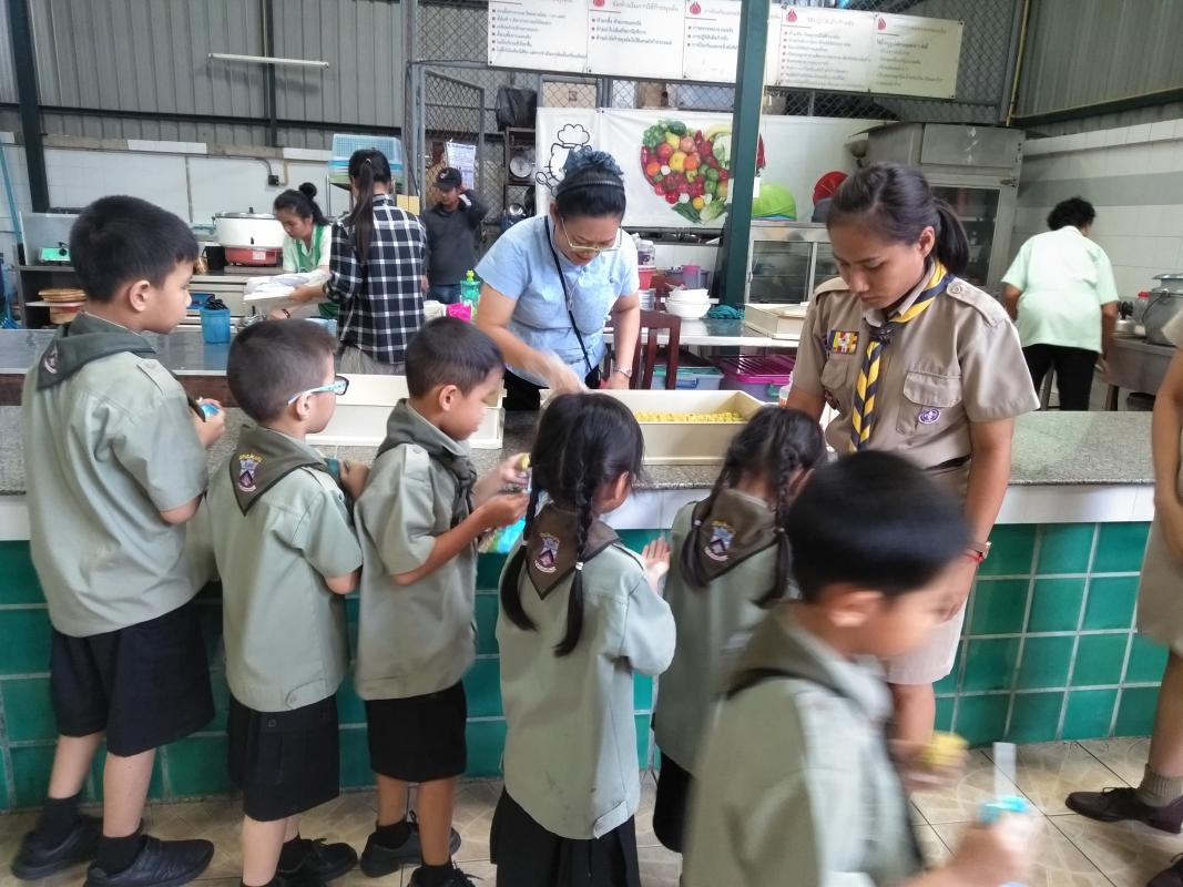 แจกขนมให้เด็กๆ