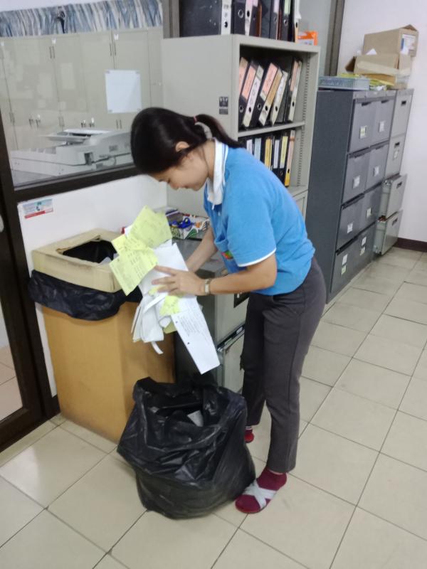 ช่วยเอาขยะของส่วนรวมไปทิ้ง.