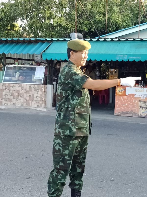 อำนวยความสะดวกด้านจราจรบริเวณหน้าโรงเรียน