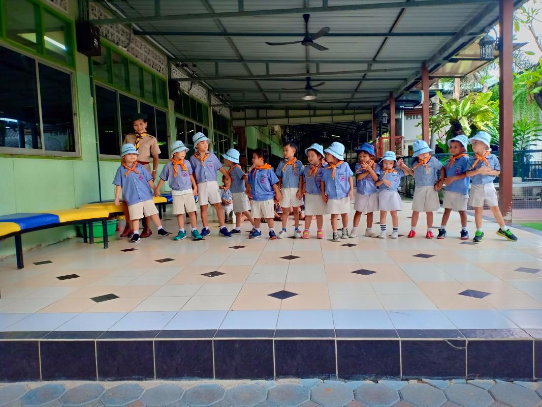 กิจกรรมลูกเสือฝึกซ้อมร้องเพลงและแสดงท่าทางประกอบ