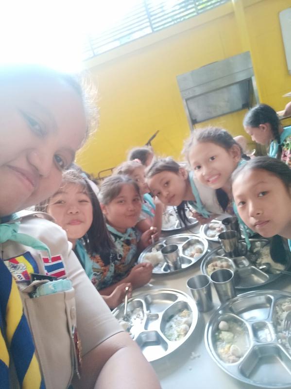 จิตอาสาทำอาหารให้เนตรนารี