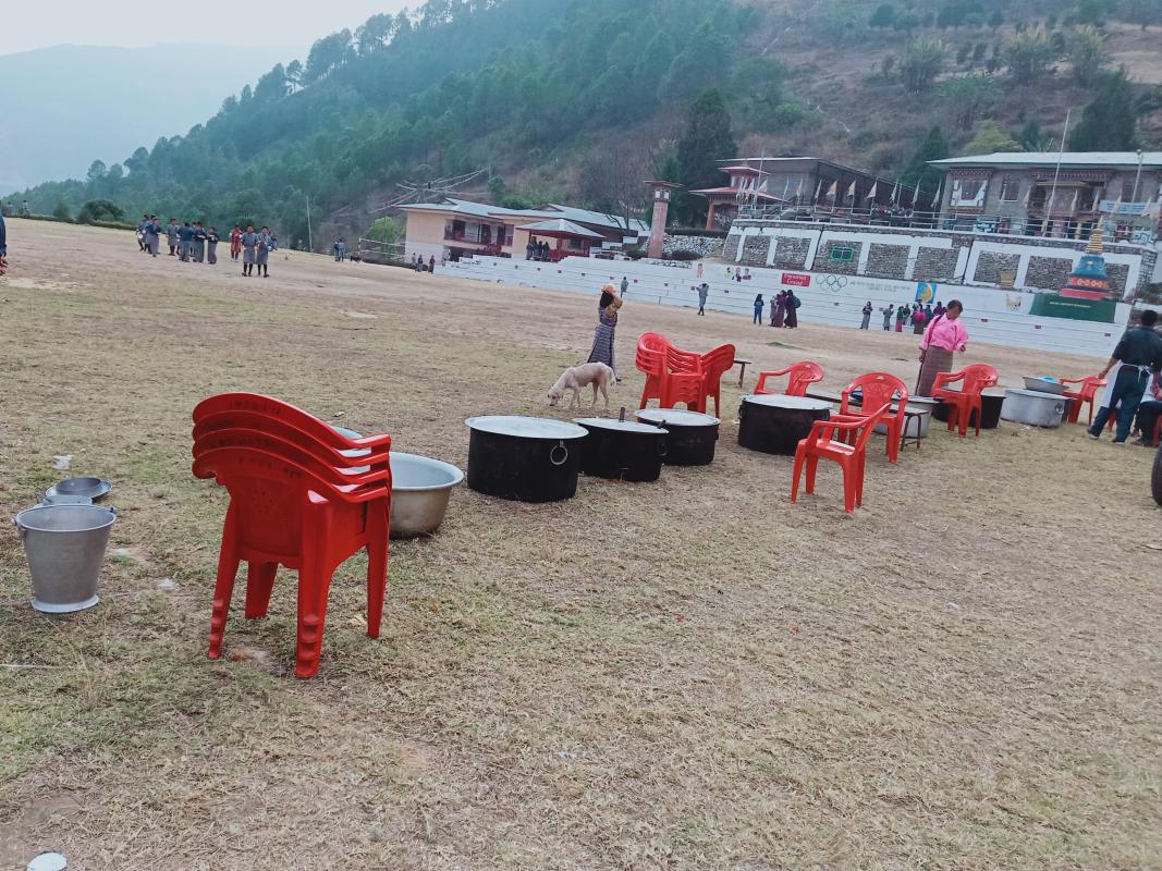 volunteer to serve thousand of people gathered