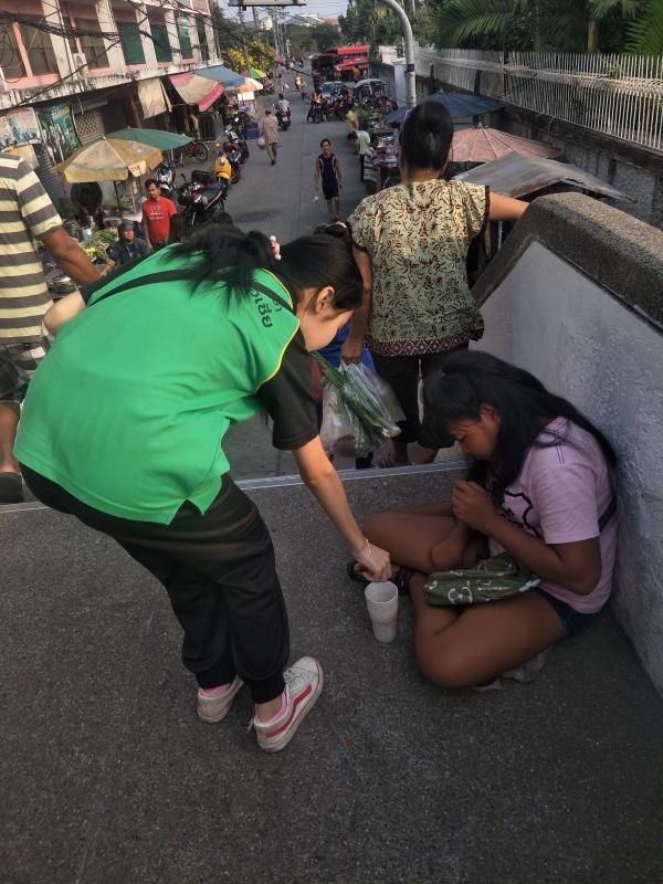 ทำบุญกับคนบนสะพานลอย