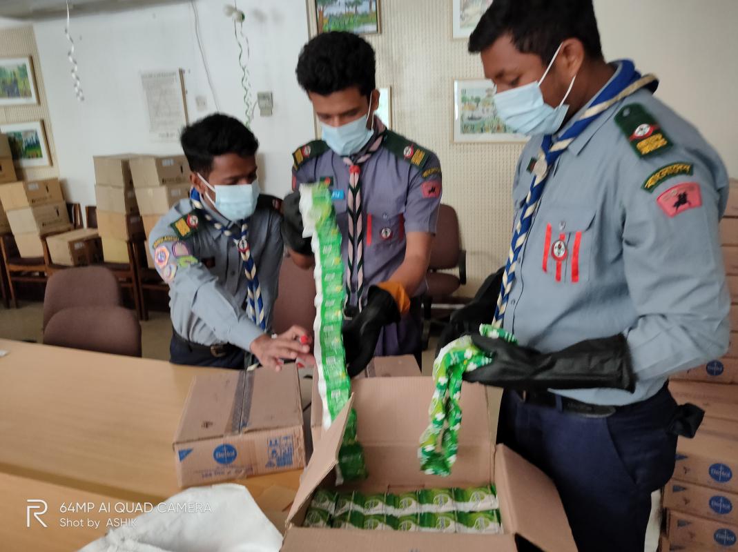 করোনা রেসপন্স টিমের মালামাল বন্টনে সহায়তা