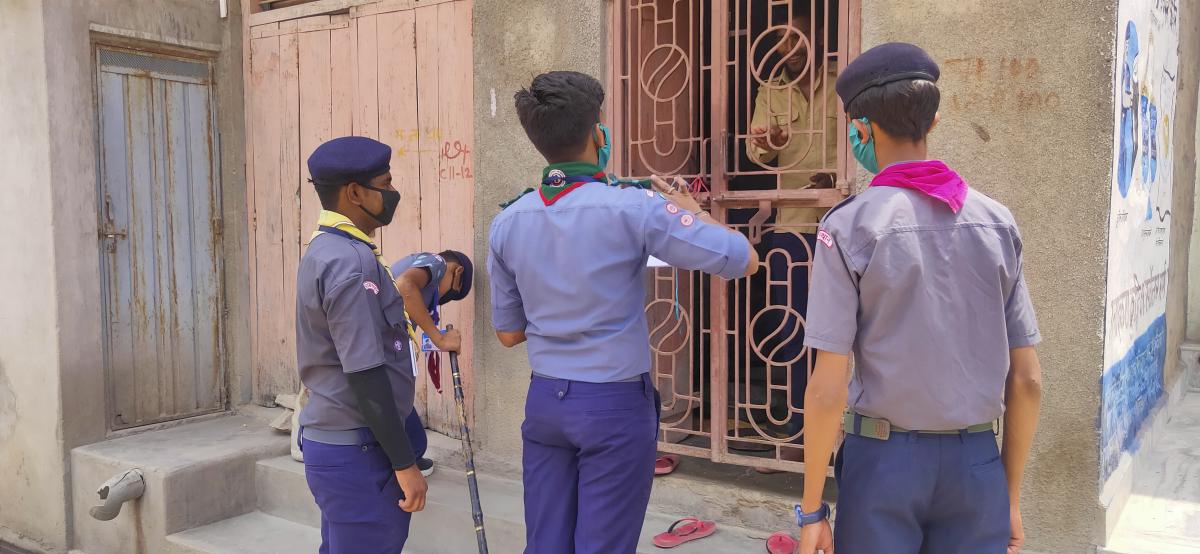 covid-19 में पूरे गांव एवम् आसपास के क्षेत्र में रोवर्स द्वारा किया सर्वे कार्य।