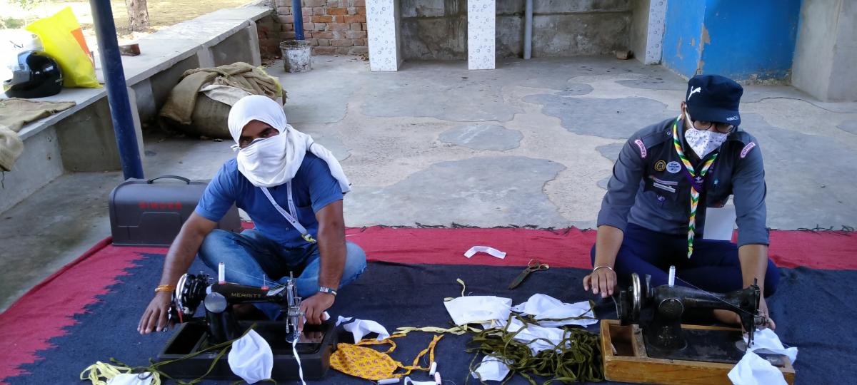 मास्क बनाकर वितरित कीये गयें 