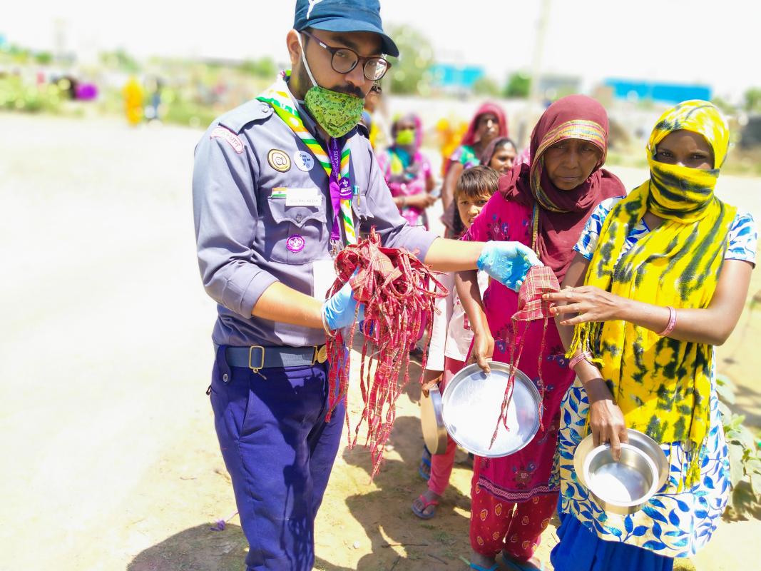 मास्क बनाकर जरूरतमंद लोगो को वितरित कीऐ गये !!