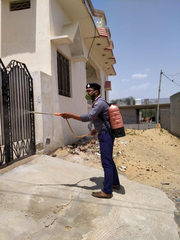 धरो को सैनिटाइजीगं करते हुऐ !!